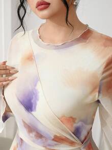 Modelyn Gaun Lengan Panjang Elegan dengan Motif Tie-Dye dan Simpul Putar Ukuran Plus - MultiWarna - View 3