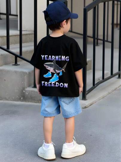 2 件年轻男孩卡通鲨鱼和字母印花渐变圆领短袖 T 恤和牛仔短裤套装，宽松舒适，百搭，适合休闲装、通勤、户外玩耍、运动、学校、街头风格、派对、海滩、摄影 - 适合秋季、春季、夏季