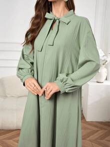 Al Najma Vestido largo de estilo árabe con cordones, rayas, textura y decoración de botones para mujeres - Verde - Ver 1