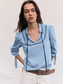 Nöista Blusa de manga larga a rayas con ribete de contraste y un suave cuello con volantes - Una elegante y chic blusa de otoño/invierno. Las rayas verticales y un cuello con lazo le dan un toque refinado y ligeramente vintage, mientras que las suaves mangas abullonadas y los puños recogidos crean una silueta pulida ideal para combinar con otras prendas.