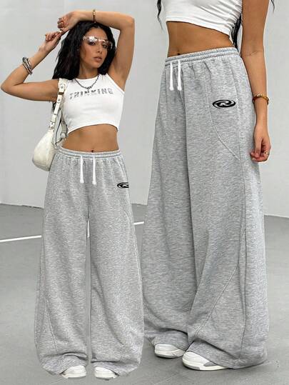 Sparklyn Girls' Ultra-Loose Casual Knit Sweatpants With Split-Seam Side Detail, Adjustable Drawstring Waist, Eye-Catching Letter Print, Soft Medium-Thick Warm Fabric, Breathable All-Day Comfort, Ideal For Autumn–Winter Campus Activities, Weekend Outings, Daily Exercise, And Relaxed Street-Style Wear