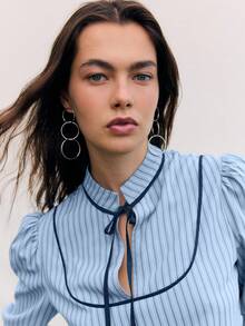 Nöista Blusa de manga larga a rayas con ribete de contraste y un suave cuello con volantes - Una elegante y chic blusa de otoño/invierno. Las rayas verticales y un cuello con lazo le dan un toque refinado y ligeramente vintage, mientras que las suaves mangas abullonadas y los puños recogidos crean una silueta pulida ideal para combinar con otras prendas.