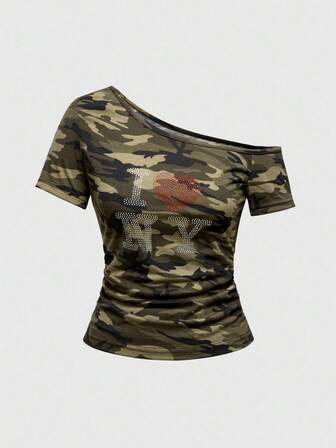 Maglietta di moda da donna con spalla asimmetrica, maniche corte, decorata con strass e stampa mimetica con lettere, in stile Y2K
