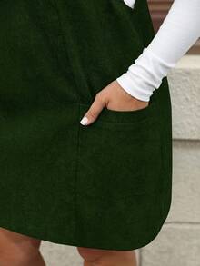 SHEIN LUNE Große Größen Damen Schwarzes Cord-Kleid mit Taschen und verstellbaren Trägern, Kleider für Frauen, Barnfit Thanksgiving Outfit, Frauen Neujahrs Outfit, Winterkleider, Winterkleidung für Frauen, Rave Outfits, Jumper Kleid - Dunkelgrün - Übersicht 4