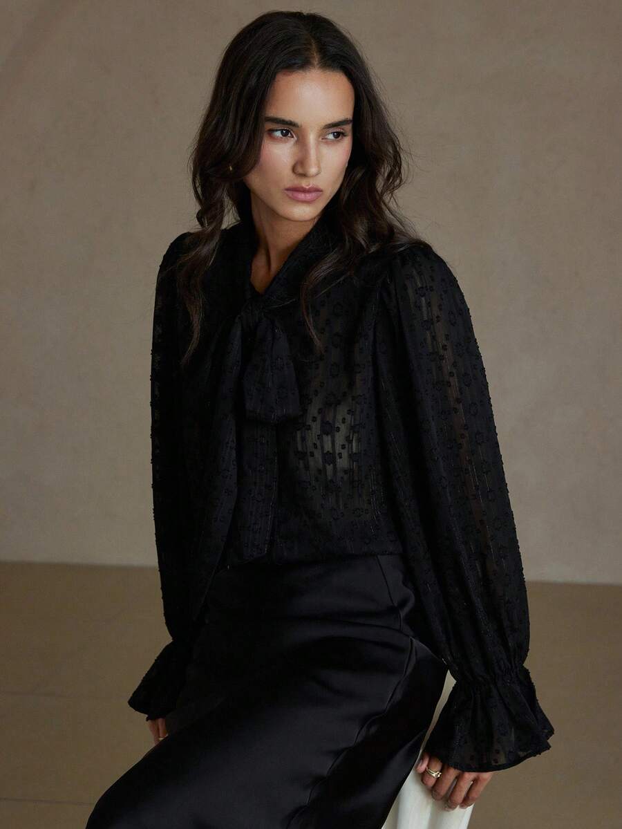 Aveloria Camisa de manga larga con cuello de lazo, mangas acampanadas y cortes en capas, de estilo retro francés y versátil - Negro - Ver 1