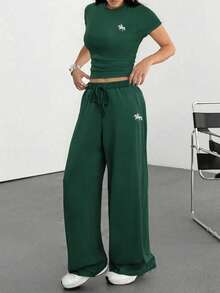 SHEIN EZwear 2 件大码女式休闲刺绣徽标绿色套装，春/秋，女式秋季服装 2 件套裤子套装女士绿色套装女士 2 件休闲套装女士绿色 2 件套舒适两件套 - 墨綠色 - 查看 4