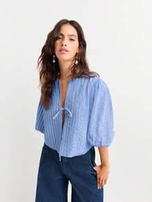 Nöista Blusa corta a rayas de color lila con mangas abullonadas y nudo delantero. Ligera y transpirable para el verano. Perfecta para el estilo cottagecore, uso casual o un look de picnic. Femenina y con un estilo sencillo y elegante.