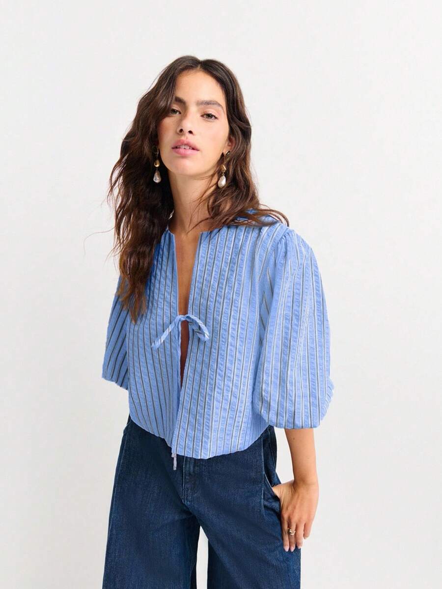 Nöista Blusa corta a rayas de color lila con mangas abullonadas y nudo delantero. Ligera y transpirable para el verano. Perfecta para el estilo cottagecore, uso casual o un look de picnic. Femenina y con un estilo sencillo y elegante.