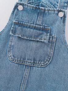 年轻女孩复古中蓝色水洗牛仔背带裤，蝴蝶结装饰，宽松直筒版型，面料柔软舒适，休闲百搭，女孩牛仔裤