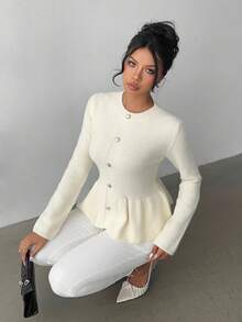 Elenzga Cardigan court à volants pour femmes, style pull blanc avec décoration unique de boutons en métal. Pull tricoté pour dames