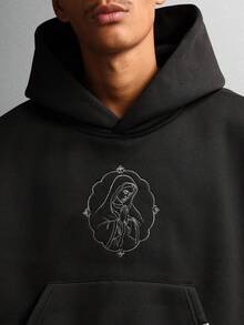 SUMWON 短款刺绣圣母玛利亚肖像连帽衫，袖口华丽设计，欧洲文艺复兴艺术风格，虔诚休闲套头衫 - 黑色 - 查看 4