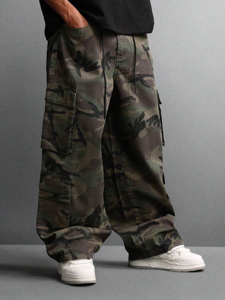 Pantaloni cargo a gamba larga con motivo mimetico