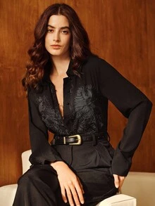 Anewsta Blusa negra de manga larga y cuello elegante para mujer, con detalles bordados