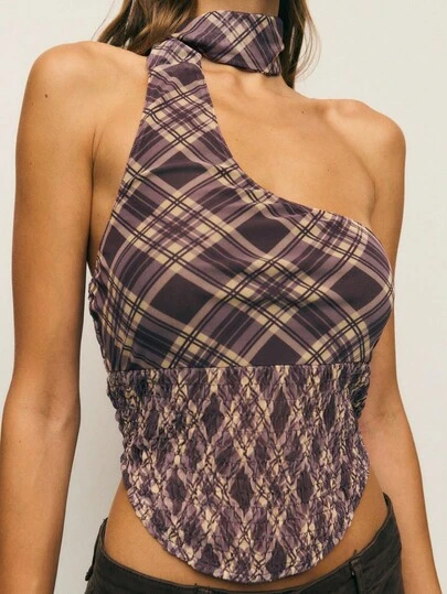 Nöista 格子单肩上衣采用独特的高领设计和混合图案，使其成为秋季上衣的亮点，非常适合在女士冬季外套下分层搭配，或与女士工作和哥特风格搭配