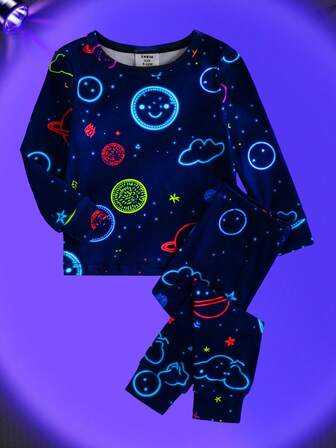 SHEIN Perso Play 2 件婴幼儿男童杏色简约全印花篮球圈运动图案长袖上衣和紧身裤睡衣套装