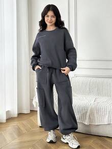 SHEIN Bộ đồ thể thao rộng rãi, thoải mái, lót vải giữ nhiệt, dáng rộng, thời trang thu đông cho bé gái tuổi teen: Áo hoodie in họa tiết phản quang & Quần nỉ có túi rộng, Bộ đồ thể thao dạo phố, Màu xám đậm - Màu xám đen - Xem 5