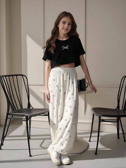 年轻女孩蝴蝶结印花圆领短袖T恤和阔腿裤休闲套装