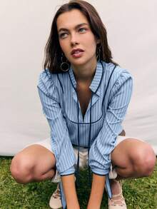 Nöista Blusa de manga larga a rayas con ribete de contraste y un suave cuello con volantes - Una elegante y chic blusa de otoño/invierno. Las rayas verticales y un cuello con lazo le dan un toque refinado y ligeramente vintage, mientras que las suaves mangas abullonadas y los puños recogidos crean una silueta pulida ideal para combinar con otras prendas.