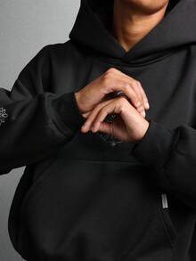 SUMWON 短款刺绣圣母玛利亚肖像连帽衫，袖口华丽设计，欧洲文艺复兴艺术风格，虔诚休闲套头衫 - 黑色 - 查看 6