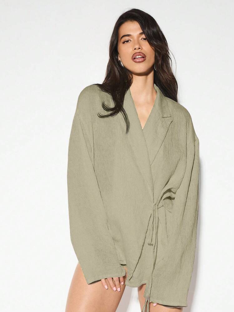 KIZN 사이드 타이가 달린 크링클 텍스처 랩 블라우스