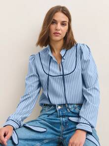 Nöista Blusa de manga larga a rayas con ribete de contraste y un suave cuello con volantes - Una elegante y chic blusa de otoño/invierno. Las rayas verticales y un cuello con lazo le dan un toque refinado y ligeramente vintage, mientras que las suaves mangas abullonadas y los puños recogidos crean una silueta pulida ideal para combinar con otras prendas.