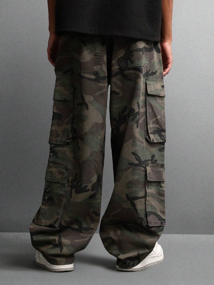 Pantaloni cargo a gamba larga con motivo mimetico