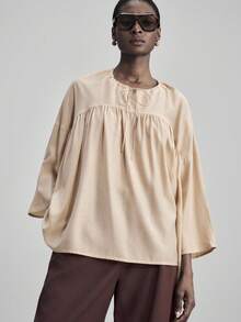 Ontre 女士秋季杏色褶裥装饰长袖宽松下摆休闲衬衫，简约时尚都市商务休闲风，海岛度假风，办公着装 - 卡其色 - 查看 4