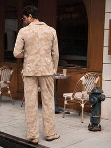 HIMLAND Bộ quần áo vest nam đơn giản, túi cài nút, phong cách Old Money - màu nâu - Xem 5