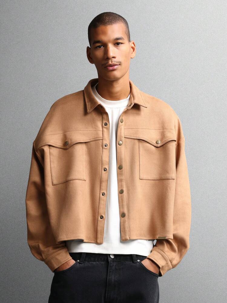 Camicia corta in pelle scamosciata con bottoni e tasche anteriori