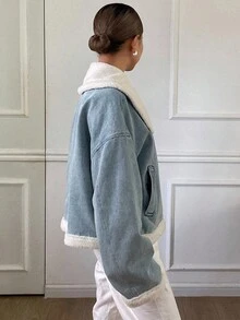DAZY 女式牛仔拼布宽松短款夹棉大衣，配人造毛皮衬里夹克 - 淺色水洗藍 - 查看 4