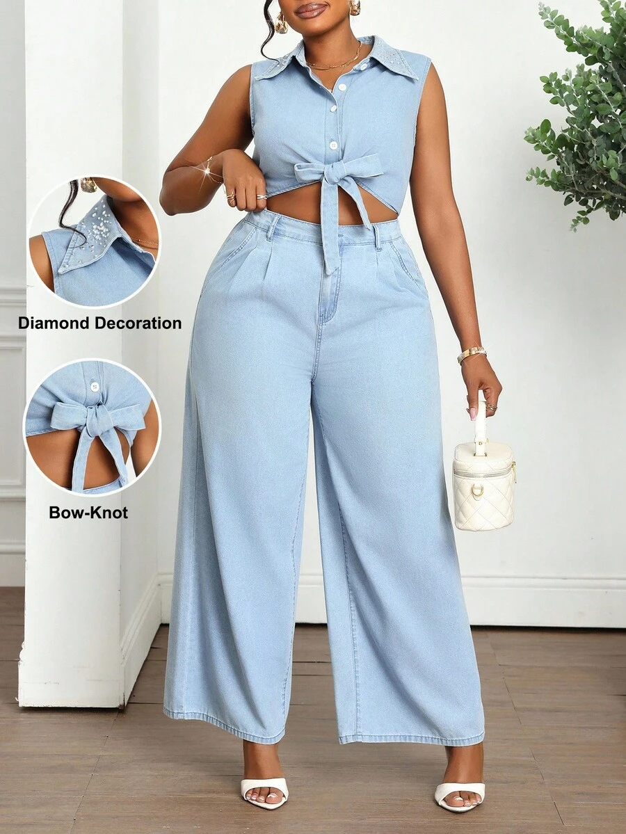 SHEIN Lady Blusa corta de mezclilla sin mangas con cuello vuelto y adornos de strass para mujer de talla grande - Azul lavado medio - Ver 1