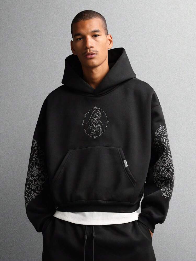 Kapuzenpullover mit gesticktem Portrait und dekorativem Ärmeldesign