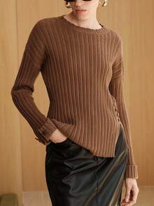 Uhlyne 这款法式复古人造丝混纺女士圆领长袖毛衣，优雅休闲百搭，采用罗纹针织工艺，袖口饰有金属铜扣，侧边开衩，大地色系（驼色、深卡其色），蕾丝领口，适合春秋冬季穿着，也适合工作、办公、教师、返校、秋季、商务休闲、复古学院风等场合。 - 卡其色 - 查看 7