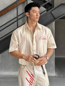 SWAVVY Áo sơ mi denim dáng rộng, đơn hàng khuy, tay ngắn, họa tiết sọc chữ dành cho nam - trắng - Xem 2