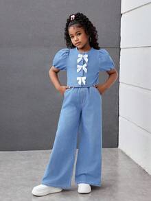 SHEIN 青少年女孩春夏休闲百搭时尚圆领荷叶边袖纽扣蝴蝶结上衣和宽松阔腿牛仔裤套装，夏季音乐会节日休闲狂欢装，女孩夏季早午餐教堂毕业装，街头潮流返校两件套服装 - 淺色水洗藍 - 查看 5