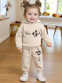 SHEIN Vintaside Kids 2 件套女婴套装，可爱蝴蝶和字母印花连帽卫衣和裤子，适合秋冬季外出 - 杏色 - 查看 1