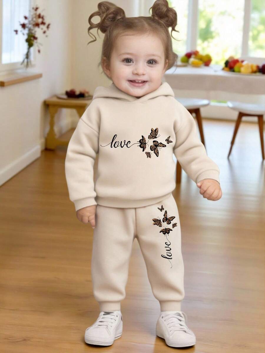 SHEIN Vintaside Kids 2 件套女婴套装，可爱蝴蝶和字母印花连帽卫衣和裤子，适合秋冬季外出 - 杏色 - 查看 1