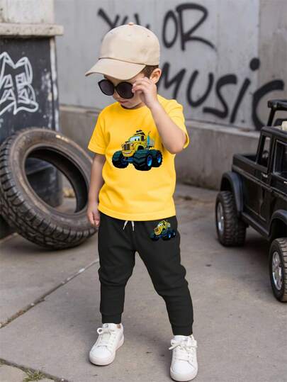 SHEIN 2 件套男童汽车图案印花休闲舒适圆领短袖 T 恤和裤子套装，适合所有季节