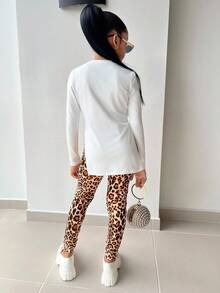 SHEIN 少女休闲针织豹纹印花长袖露脐上衣和豹纹打底裤套装，少女豹纹套装，女童豹纹服装，女童两件套裤装，青少年女童豹纹打底裤，女童猎豹套装，青少年两件套裤装，女童时尚秋冬服装 - 白色 - 查看 2