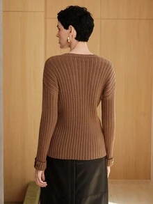 Uhlyne 这款法式复古人造丝混纺女士圆领长袖毛衣，优雅休闲百搭，采用罗纹针织工艺，袖口饰有金属铜扣，侧边开衩，大地色系（驼色、深卡其色），蕾丝领口，适合春秋冬季穿着，也适合工作、办公、教师、返校、秋季、商务休闲、复古学院风等场合。 - 卡其色 - 查看 4