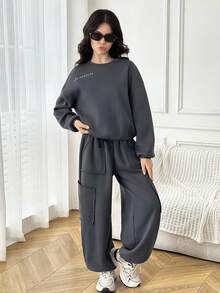 SHEIN Bộ đồ thể thao rộng rãi, thoải mái, lót vải giữ nhiệt, dáng rộng, thời trang thu đông cho bé gái tuổi teen: Áo hoodie in họa tiết phản quang & Quần nỉ có túi rộng, Bộ đồ thể thao dạo phố, Màu xám đậm - Màu xám đen - Xem 6