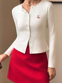 Jouncy t-shirt à manches longues ajusté pour femmes, en ivoire, avec broderie. Coupe casual et slim