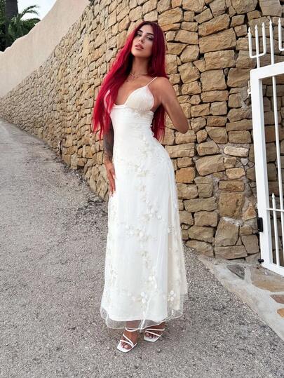 Bearsaez Vestido maxi elegante y romántico para mujer con profundo escote en V, busto fruncido, cintura entallada y bordados, perfecto para bodas, luna de miel, fiestas, vacaciones en la isla y días soleados. Ideal como vestido de invitada de boda, vestido de verano y atuendo para el Día de la Madre.