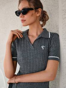 CLARA VERO Conjunto de suéter y falda de punto con patrón de cable de unicolor, cuello con bordado y falda plisada - Gris Oscuro - Ver 6