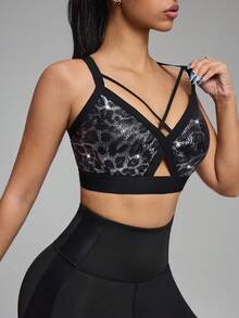 Innovista Áo ngực thể thao thời trang, gợi cảm và co giãn tốt, lấp lánh, thích hợp cho phòng tập, thư giãn và đi chơi tối. Chất liệu cao cấp mềm mại với miếng đệm có thể tháo rời và dây đeo điều chỉnh được. Kiểu dáng thoải mái, hỗ trợ vừa phải. Trang phục tập luyện đa năng - sẵn sàng cho hoạt động thể thao với độ nâng đỡ chắc chắn và thoáng khí. Áo tập luyện ánh kim lấp lánh họa tiết động vật, trang phục thể thao hàng ngày, tập Pilates, trang phục năng động mùa thu. Thiết kế lưng chéo tiện dụng cho tập luyện. - màu đen - Xem 10