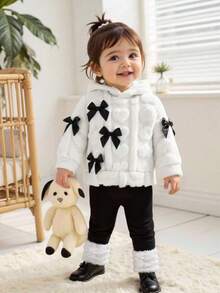 SHEIN Playful Pals 女婴3D蝴蝶结蓬松长袖连帽卫衣上衣和长裤两件套。3D蝴蝶结装饰，连帽长袖设计，简约时尚。无论是户外玩耍还是室内休闲，您的小宝贝都能成为全场焦点。 - 彩色 - 查看 8