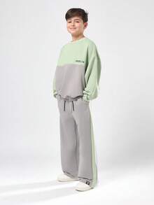 SUMWON Ensemble Sweat-shirt-shirt et pantalon large à blocs de couleurs Brooklyn. Ensemble casual moderne en pastel menthe et gris pour l'hiver et l'automne. Tenue deux pièces pour enfants et jeunes - Gris - Voir 1