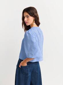 Nöista Blusa corta a rayas de color lila con mangas abullonadas y nudo delantero. Ligera y transpirable para el verano. Perfecta para el estilo cottagecore, uso casual o un look de picnic. Femenina y con un estilo sencillo y elegante.