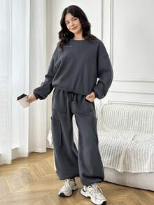 SHEIN Bộ đồ thể thao rộng rãi, thoải mái, lót vải giữ nhiệt, dáng rộng, thời trang thu đông cho bé gái tuổi teen: Áo hoodie in họa tiết phản quang & Quần nỉ có túi rộng, Bộ đồ thể thao dạo phố, Màu xám đậm - Màu xám đen - Xem 4