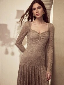 MOTF PREMIUM 女士蕾丝荷叶边心形领连衣裙，浪漫优雅的假日连衣裙 - 卡其色 - 查看 5